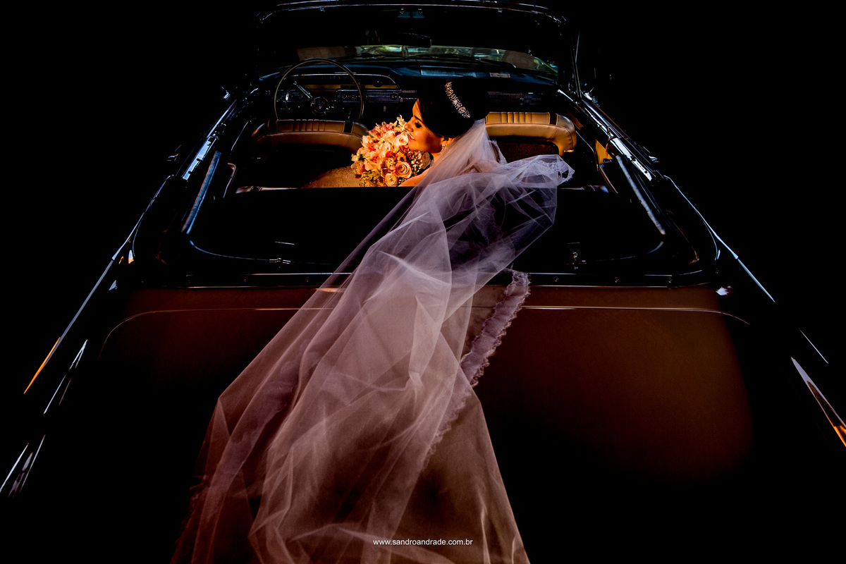 Carro da noiva, buque e uma linda noiva durante as fotos da sua prévia.