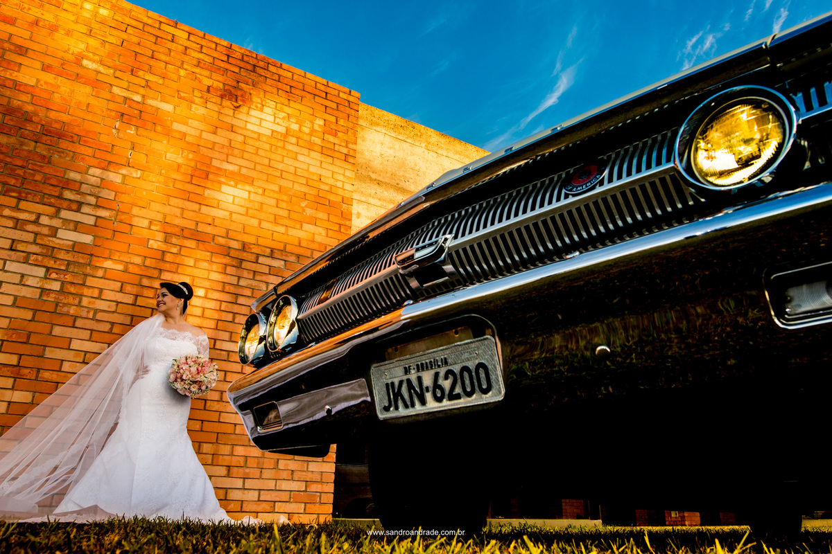 Um lindo vestido nova noiva, um belo buque, um lindo carro antigo e uma noiva linda com um sorriso maravilhoso, feliz, pronta para o seu casamento.