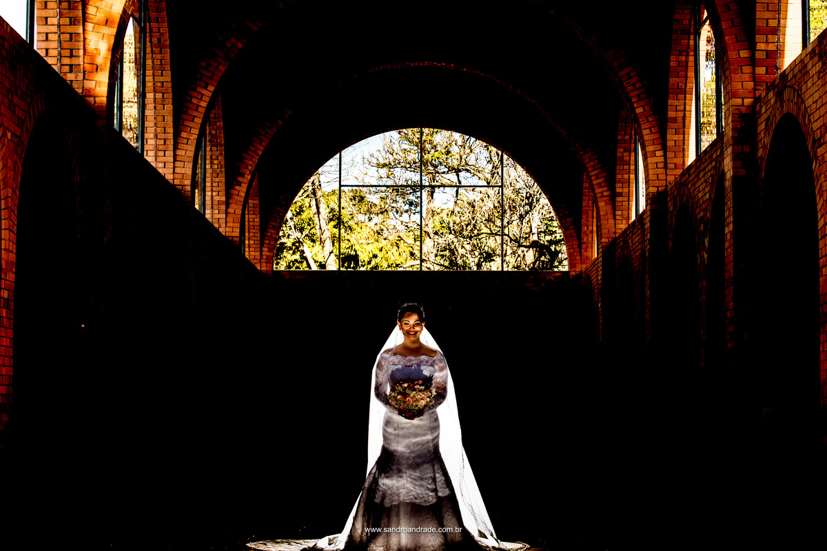 Muito contraste é o que encontramos nesta fotografia de noiva e um belíssimo reflexo da agua, combinados com um sorriso magnifico, felicidade é o sentimento.