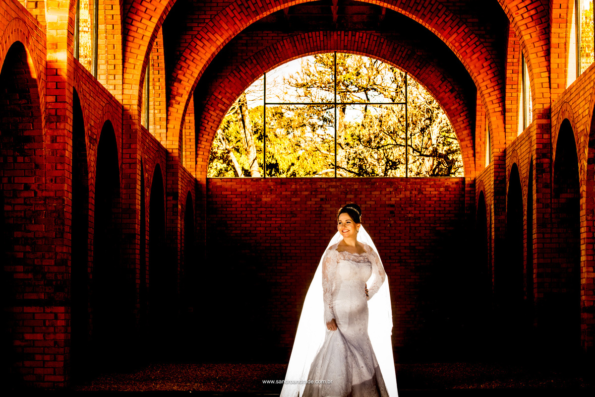 A noiva linda e radiante em sua sessão de fotos da prévia de noiva.