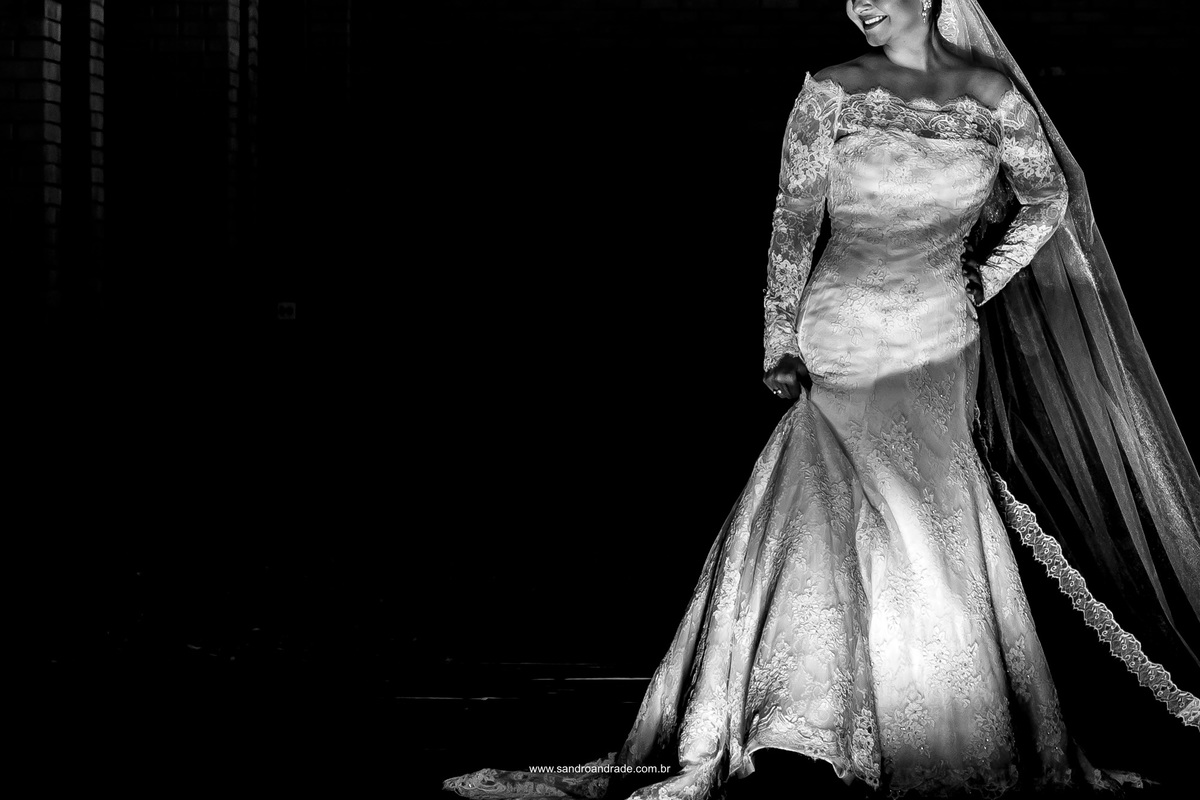 Detalhes, apenas detalhes do vestido e do sorriso desta noiva feliz.