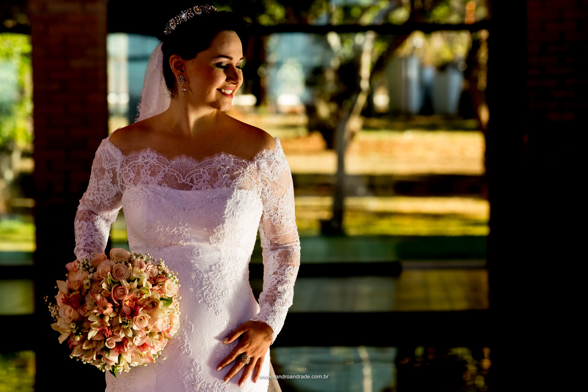 Fotografia de casamento da previa da noiva na belíssima mansão dos arcos, noiva linda, sorridente, vestido lindo e um buque de noiva maravilhoso.