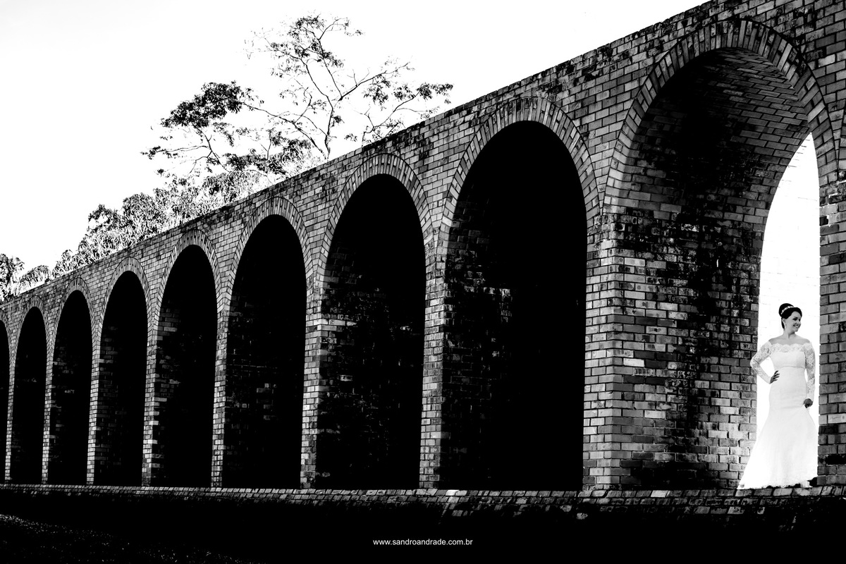 Os belos arcos da mansao e a sua linda noiva.