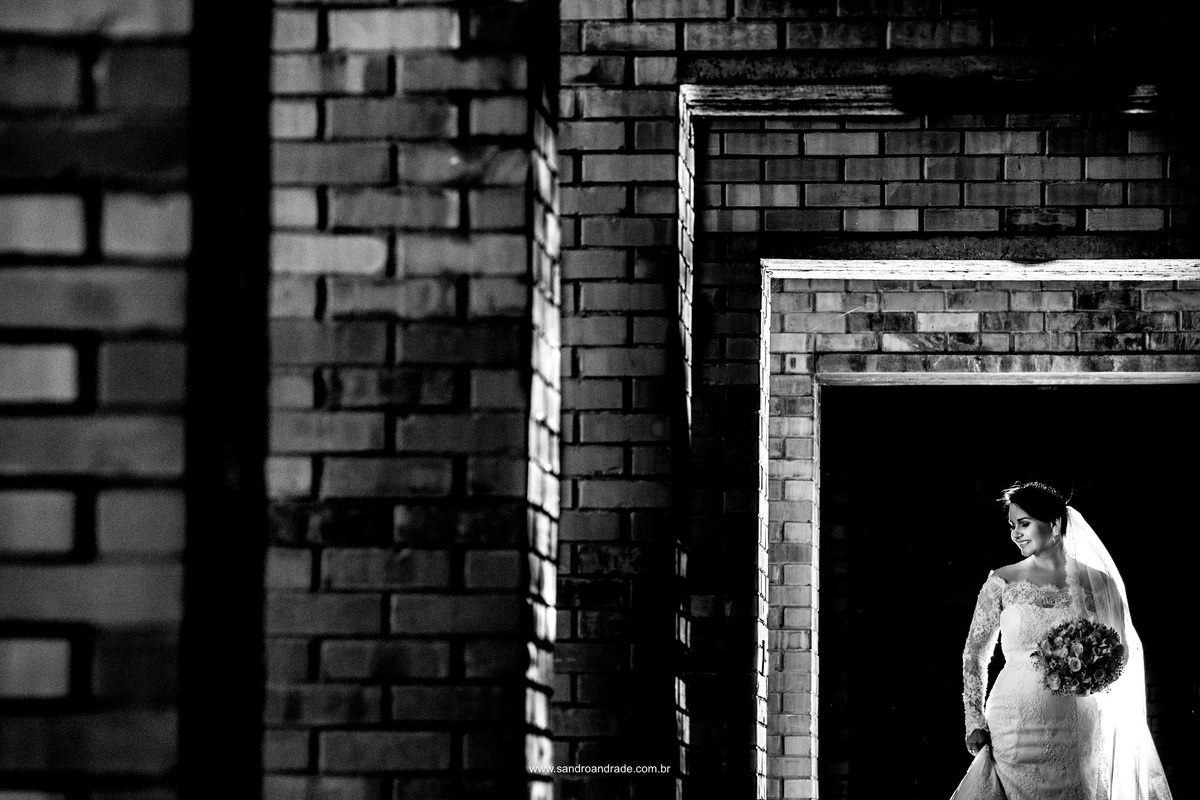 Quem disse que na mansao dos arcos só tem arcos, tambem tem outras formas nesta linda fotografia com uma luz maravilhosa de contra neste ensaio de noiva magnifico.