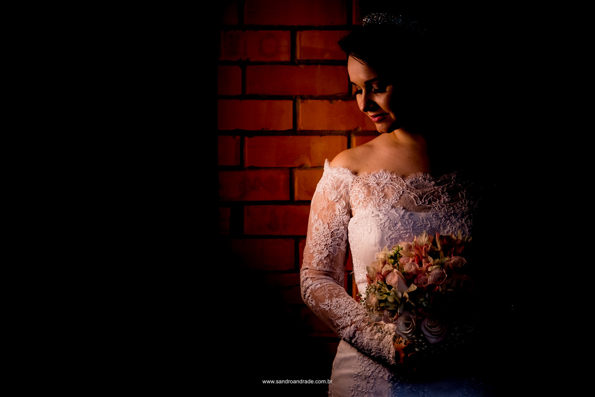 Pureza descreve esta noiva em uma linda foto preto e branca, maquiagem perfeita, vestido dos sonhos e um buque magnifico.