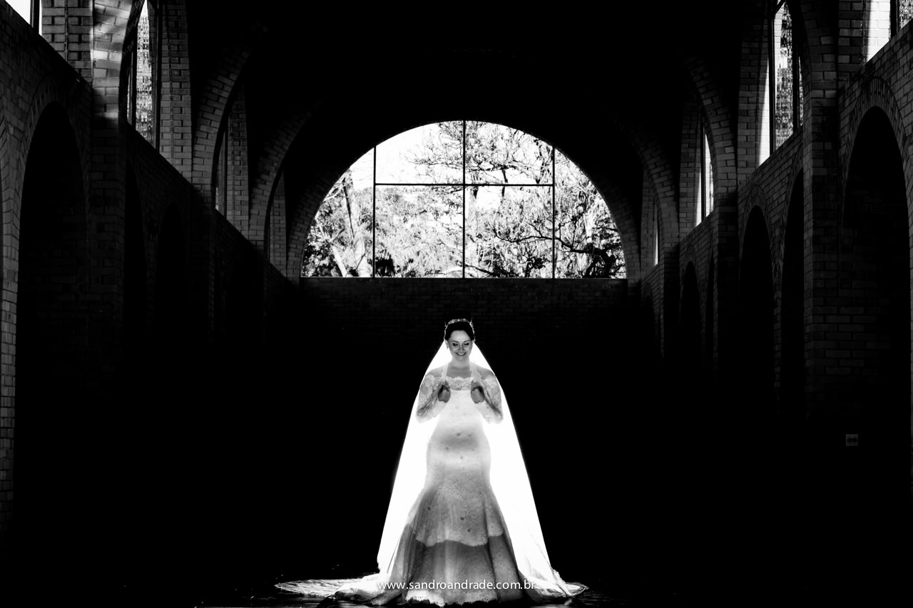 É de tirar o fôlego a luz desta fotografia da previa de noiva, parece um anjo vestido de noiva, um sorriso sereno e um toque delicado em um lindo preto e branco.