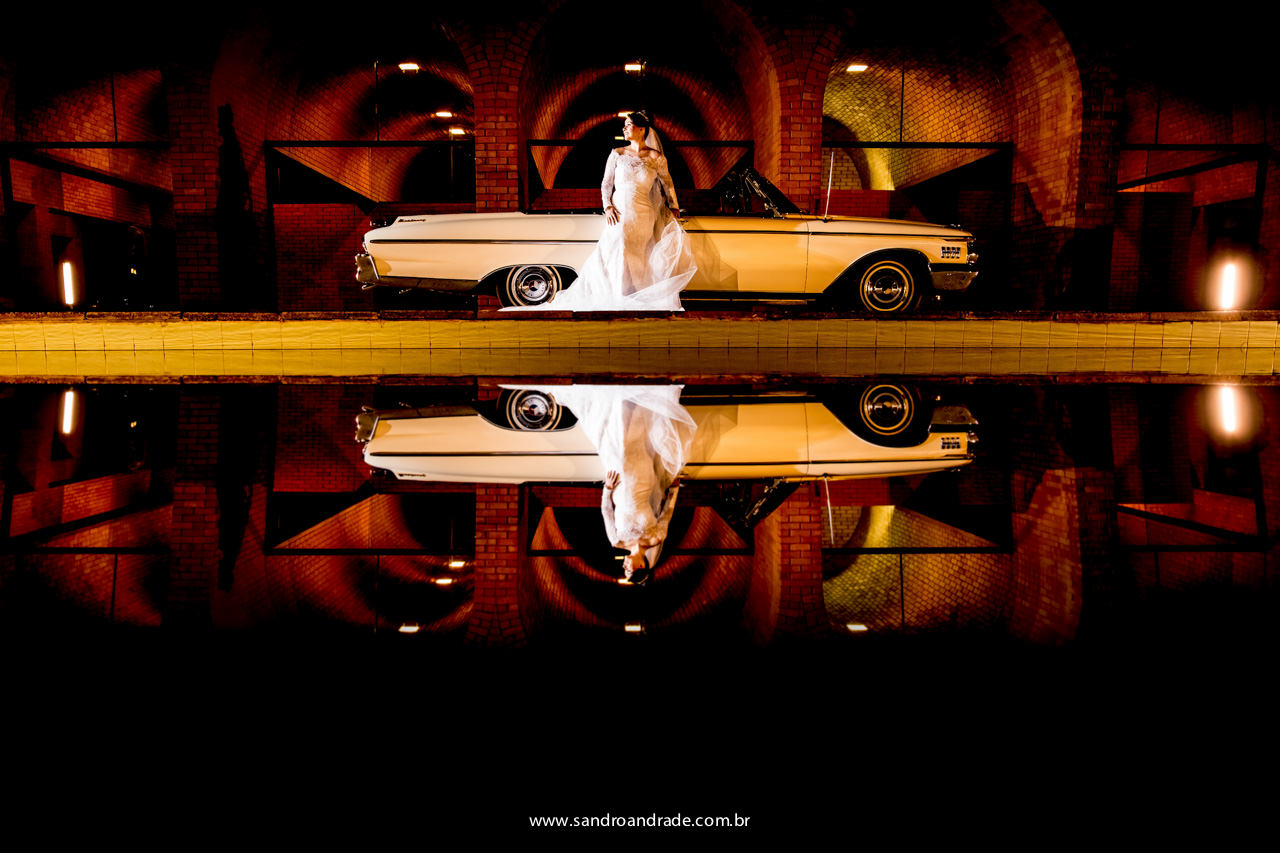 Fotografia colorida, bem contrastada da noiva e seu carro na frente da mansão dos Arcos e um reflexo lindo e uma fotografia criativa do fotografo Sandro Andrade, especialista em fotografia de casamento.