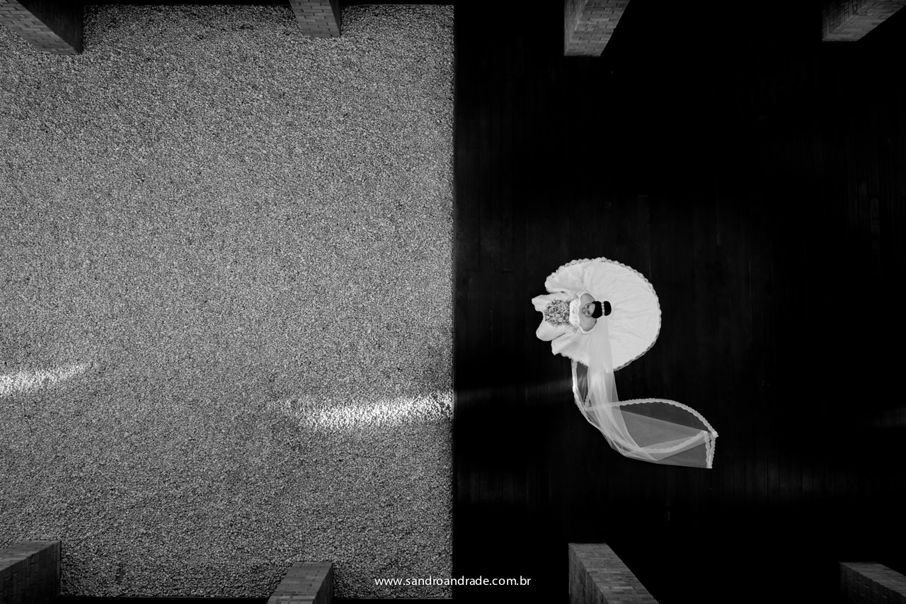 A fotografia e sua linhas, formas e uma linda noiva compondo esta bela imagem do alto da mansão dos arcos, uma fotografia, única e que ninguém mais terá a possibilidade de faze-la, ja que o chão da casa foi mudado, uma imagem preto e branco.