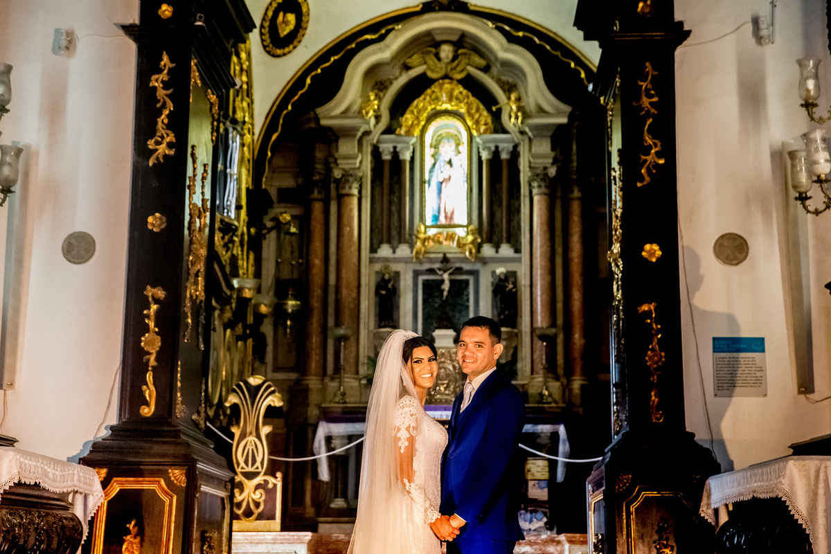 O casal posando para foto no altar, registro feito pelo irmão da noiva e fotógrafo Sandro Andrade - melhor fotografo de casamento em brasilia.