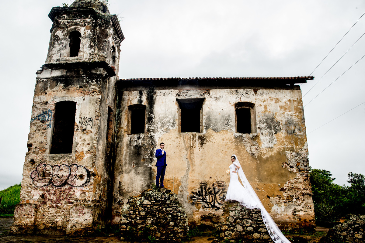 O casal na lateral da igreja em ruinas em Viana-es.