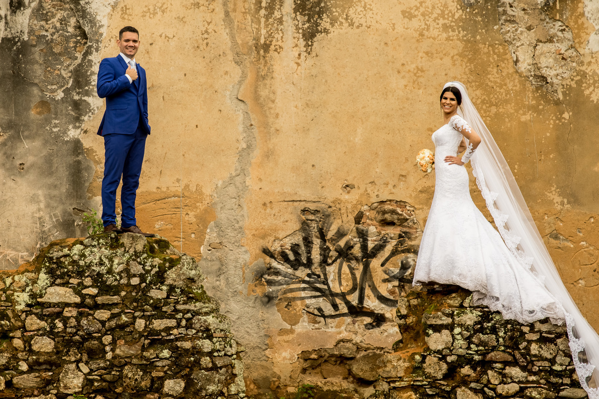Um em cada ponta, lindos e sorridentes eles posam para fotos.