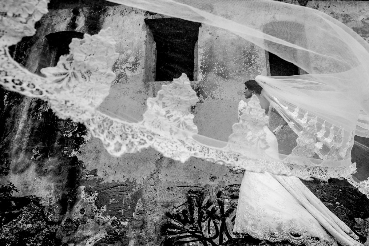 Linda fotografia da noiva de costas, séria e magnifica em um vestido do atelier carmelita.