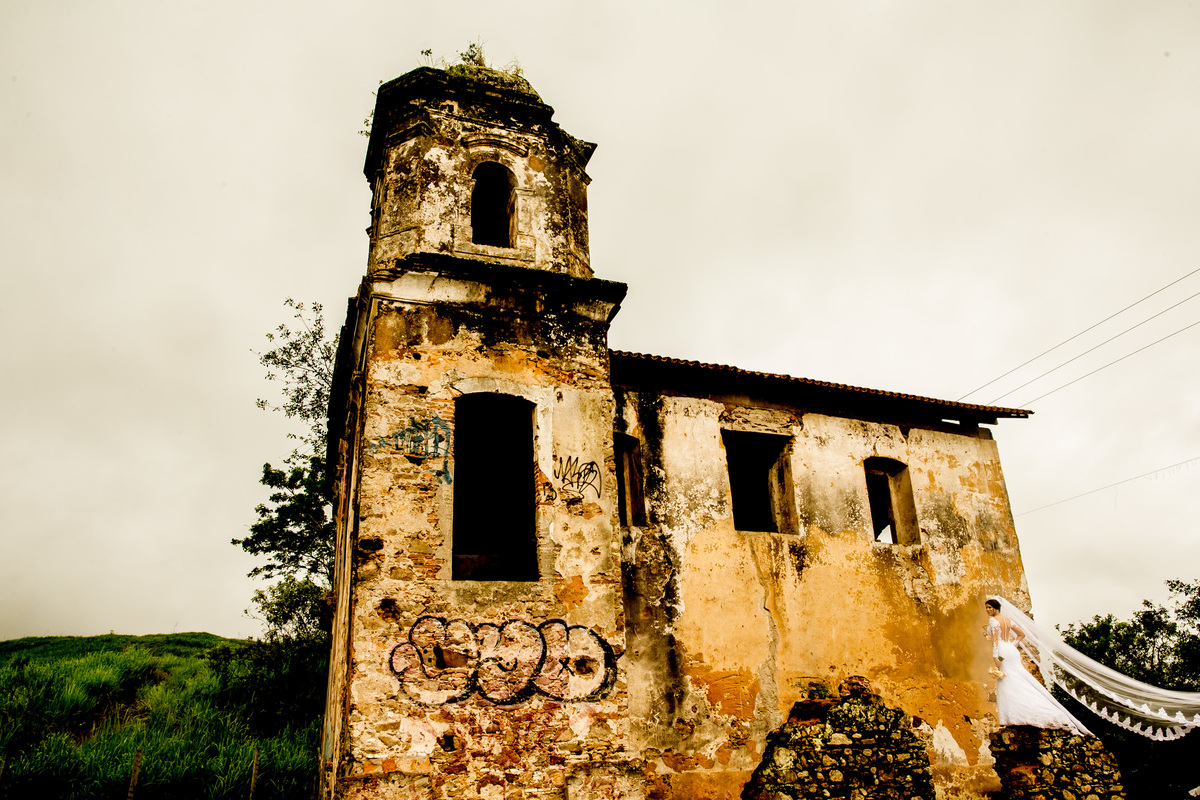 Os contrastes, uma igreja em ruínas e uma noiva linda.