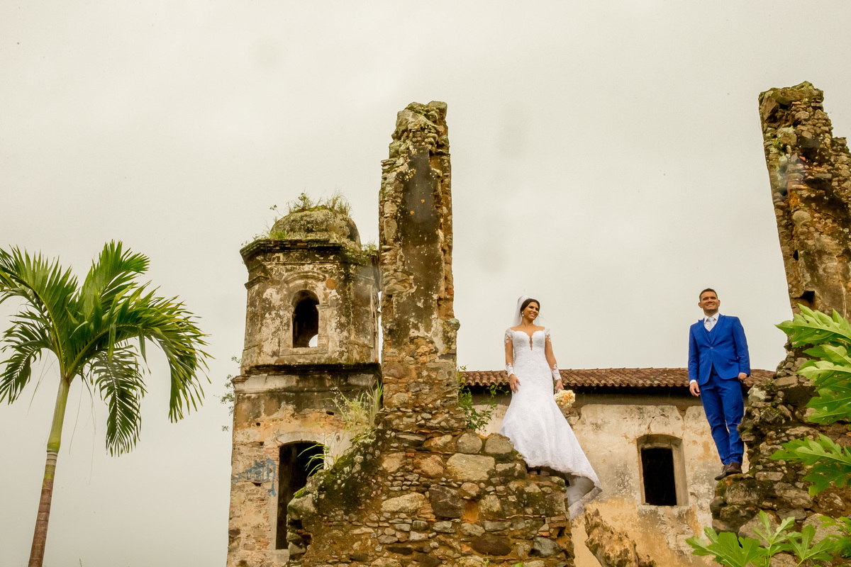 Belissima composição do muro com a igreja ao fundo e um lindo casal.