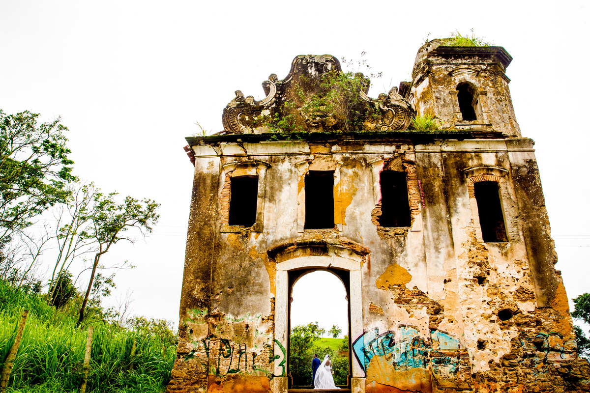 Minimalismo e uma igreja em ruinas, lá dentro o casal a vontade caminhando.