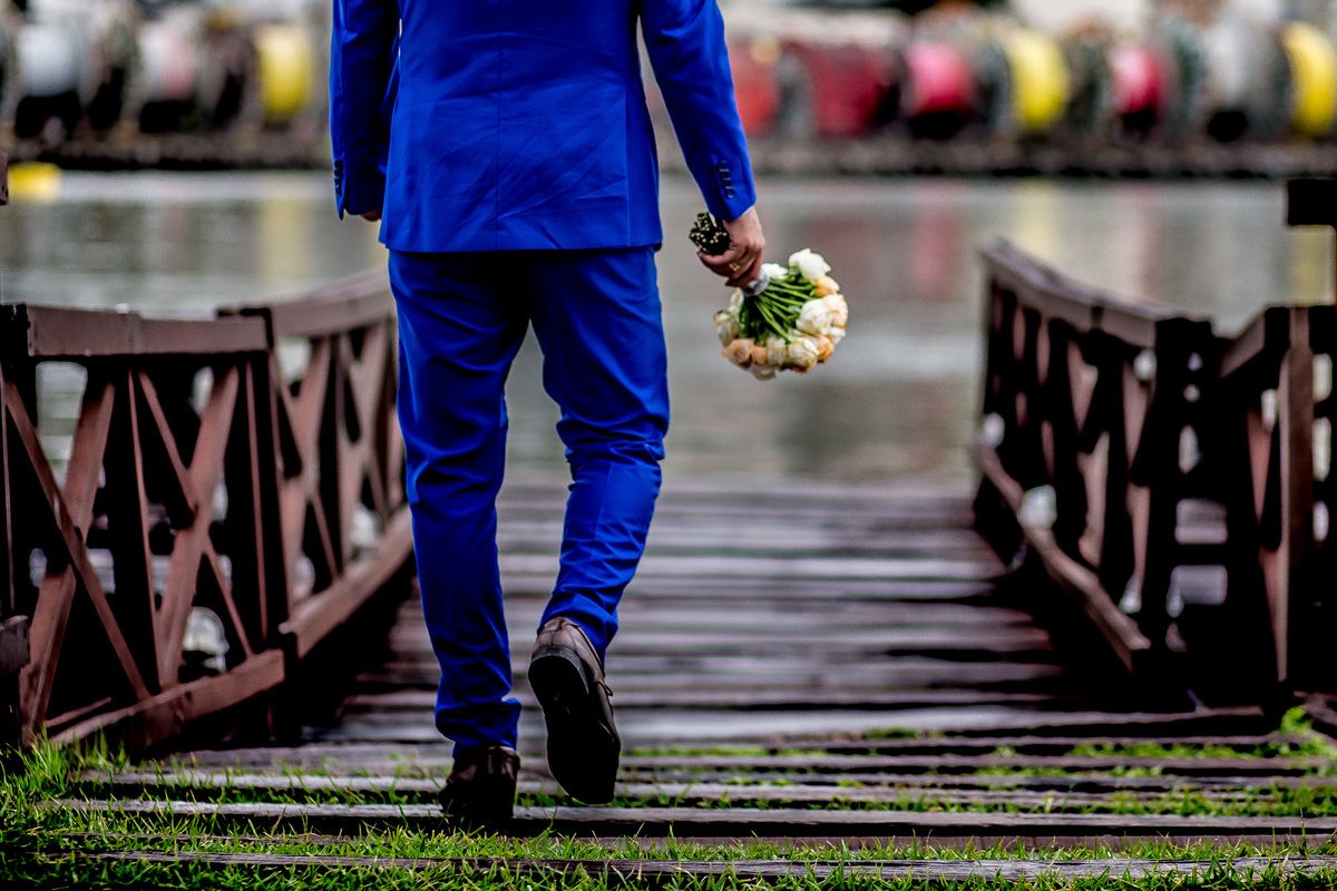 No museu ferroviário da Vale ele caminha em direção ao pier segurando o buque de sua amada esposa.