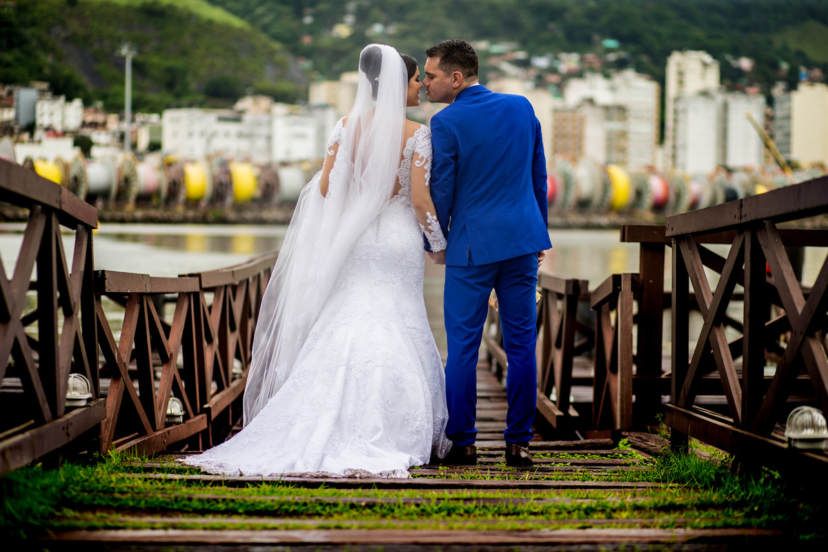 Muito amor, um casal lindo e recem casados, retrato do casal caminhando para o pier.