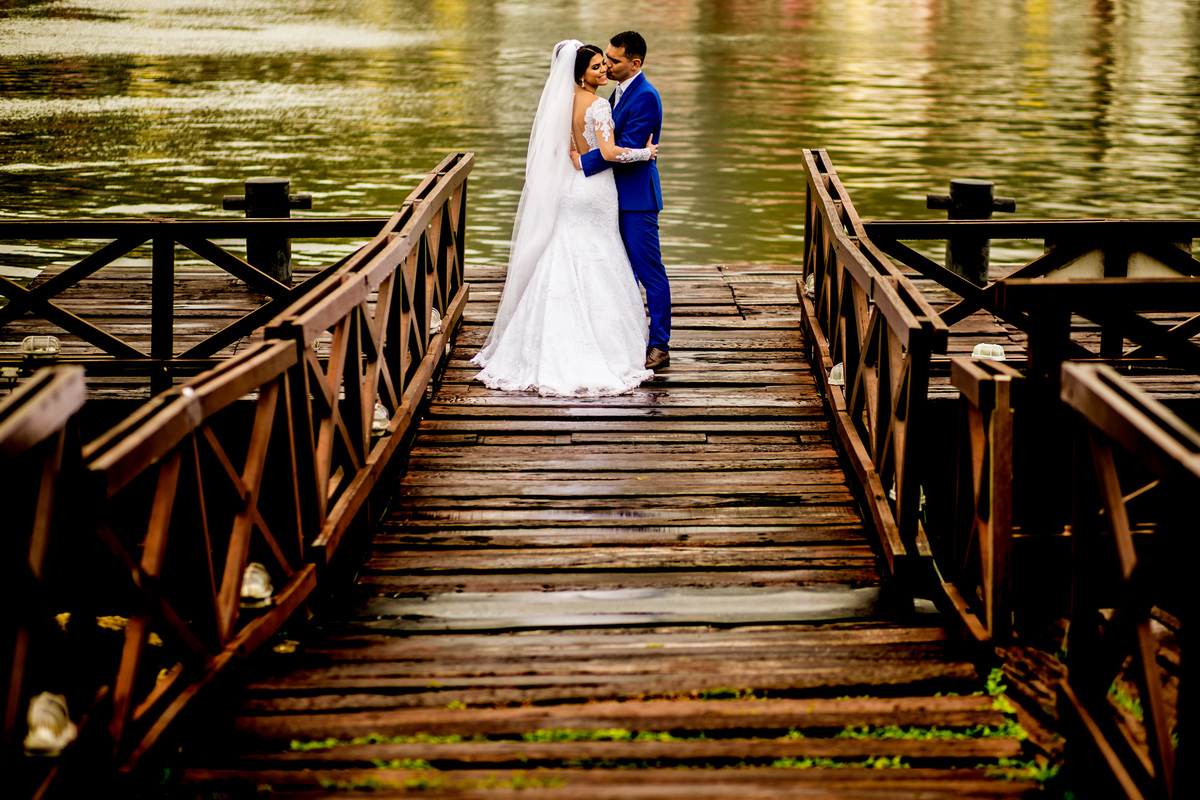 Lindos, apaixonados, assim Sandro encerra o ensaio pós casamento de sua irmã Gabriela no museu da Vale. Fotografia colorida, linda do casal na ponte do museu.