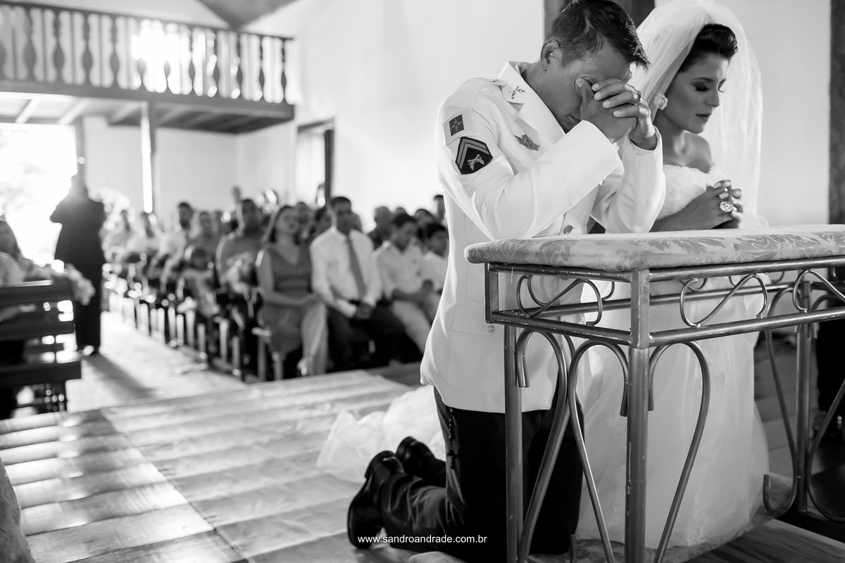 Ajoelhados eles estão emocionados com todos os acontecimentos, com a saudade, com o casamento e com a chegada do filho em sua barriga.