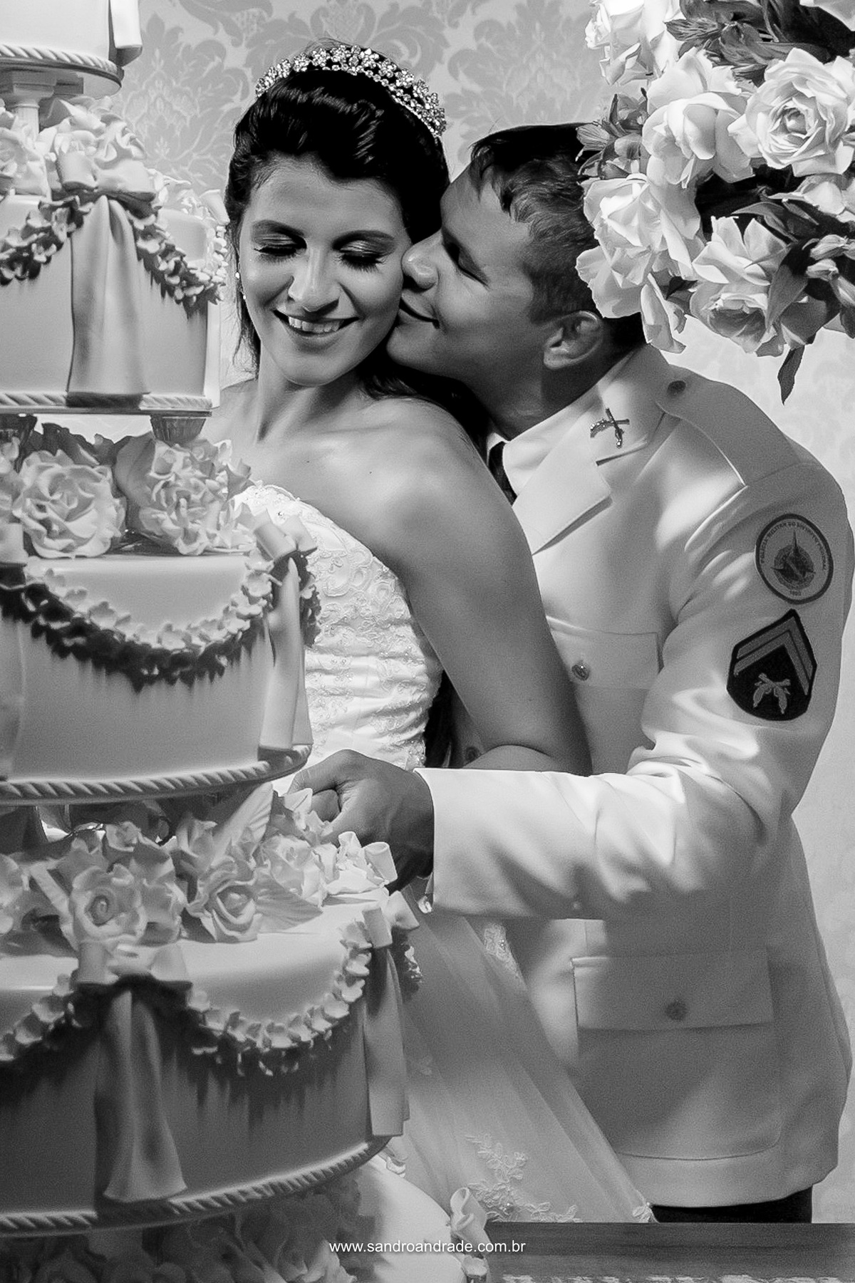 Apaixonado ele dá um beijo no rosto de sua amada, que está esperando o primeiro filho deles.