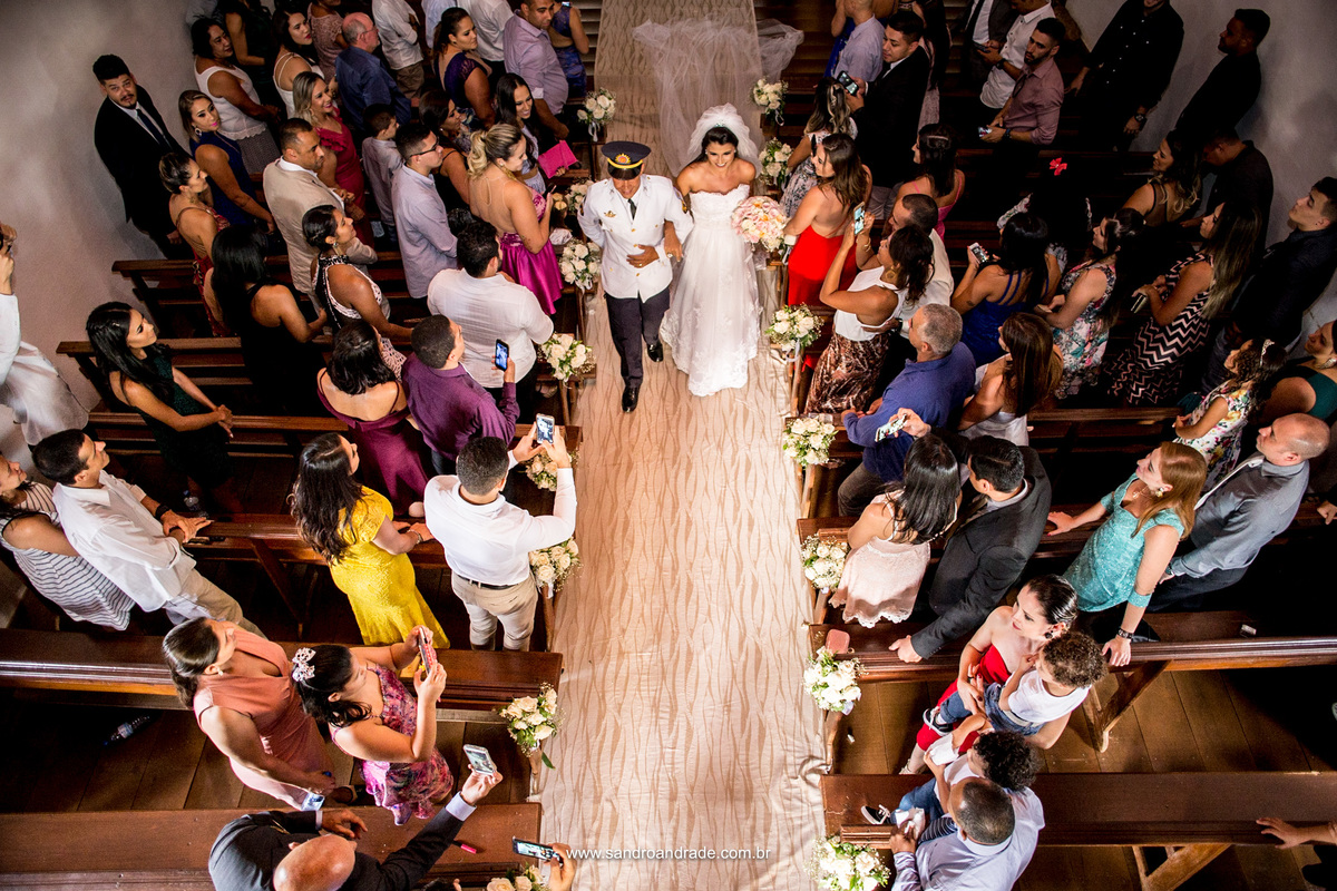 Saida dos noivos feita de cima, linda fotografia cheia de emoção.