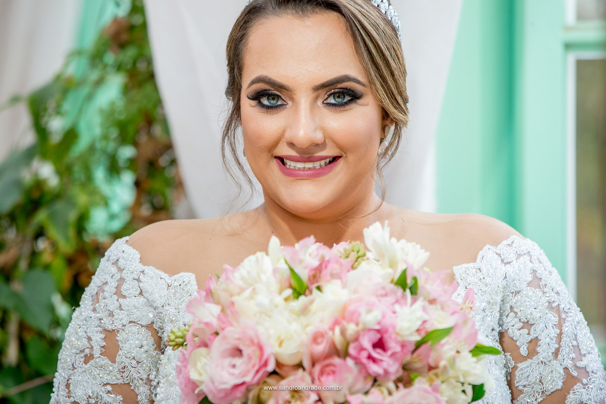 Retrato de noiva plus size, linda de olhos claros e seu belíssimo buquê de noiva.