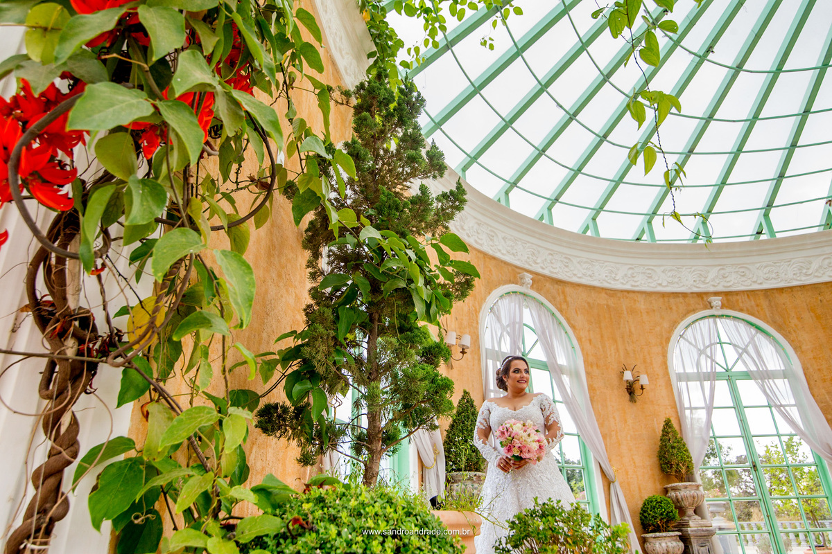 Villa Giardini em sua essência, jardim e arquitetura impecável, com uma noiva muito bonita compondo essa linda fotografia colorida.  