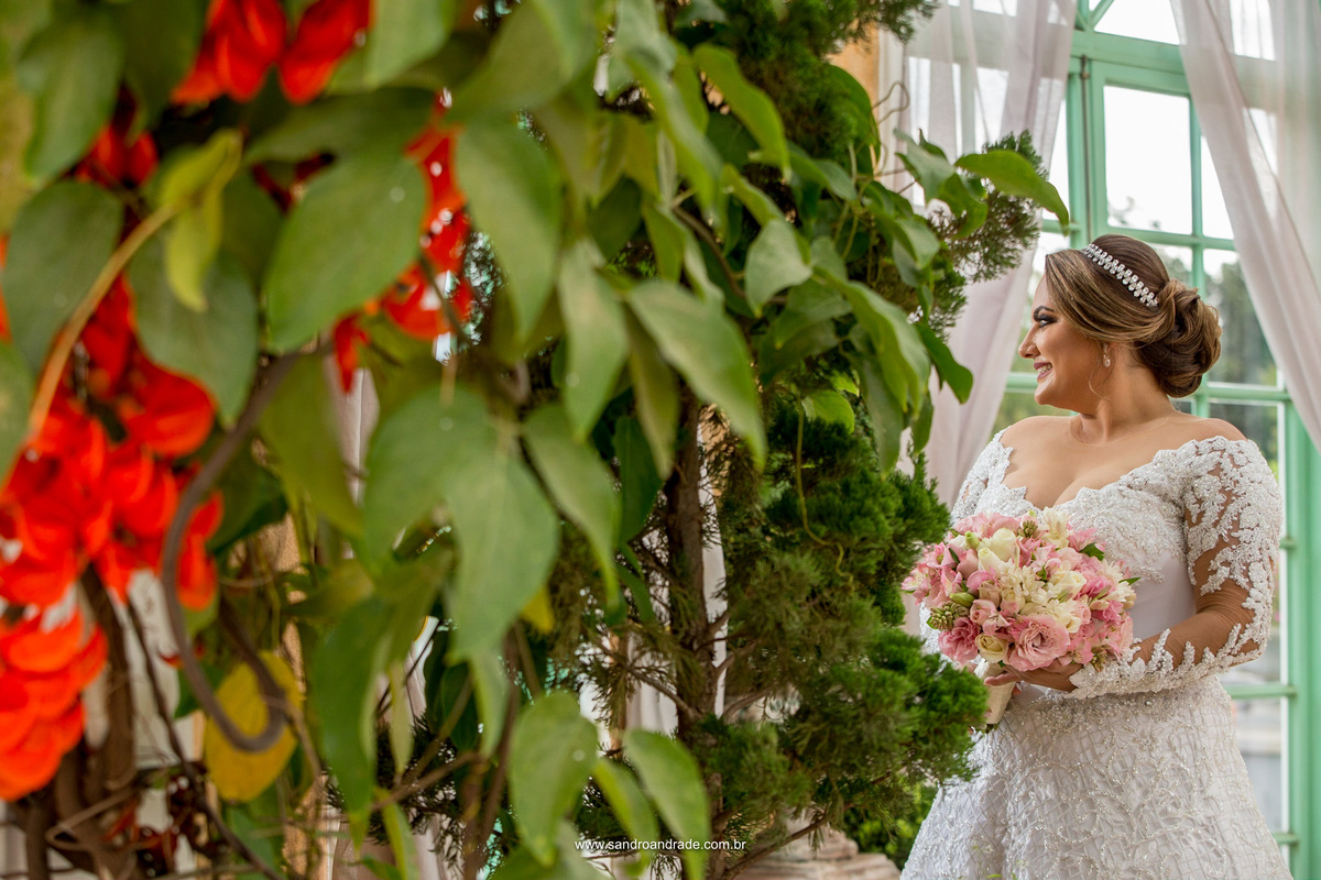 Natureza e noiva, um buquê perfeito, vestido de noiva lindo e uma noiva emocionante.