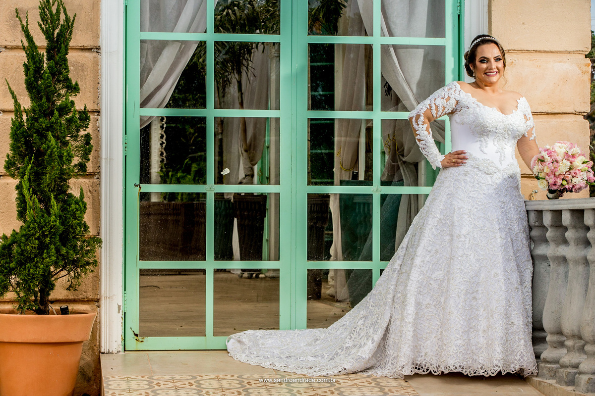 Ansiosa com a chegada do seu casamento, Gabi da um sorriso engessado dentro de um lindo vestido de noiva. 