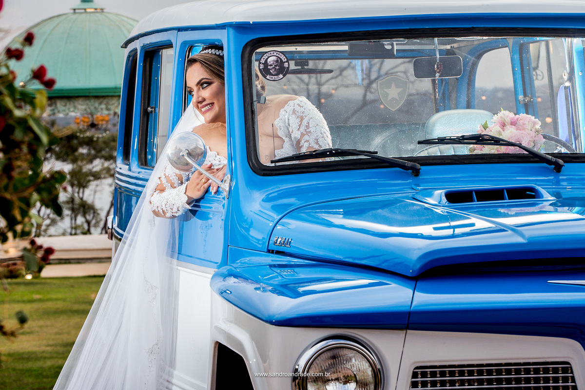 Um sonho realizado, ela se emocionou ao chegar a Villa Giardini e ver sua paixão e de seu pai, herança de pai para filha, uma linda rural azul e branca, ela toda linda vestida para casar.