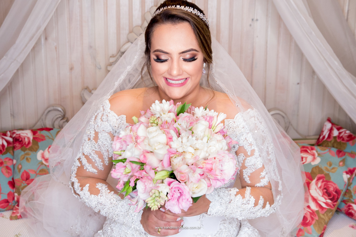 Linda, maquiagem perfeita de noiva e um buque de noiva maravilindoooo.