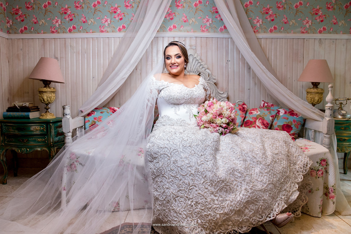 No quarto da noiva em uma belísima fotografia colorida, um quarto romântico e todo estiloso.