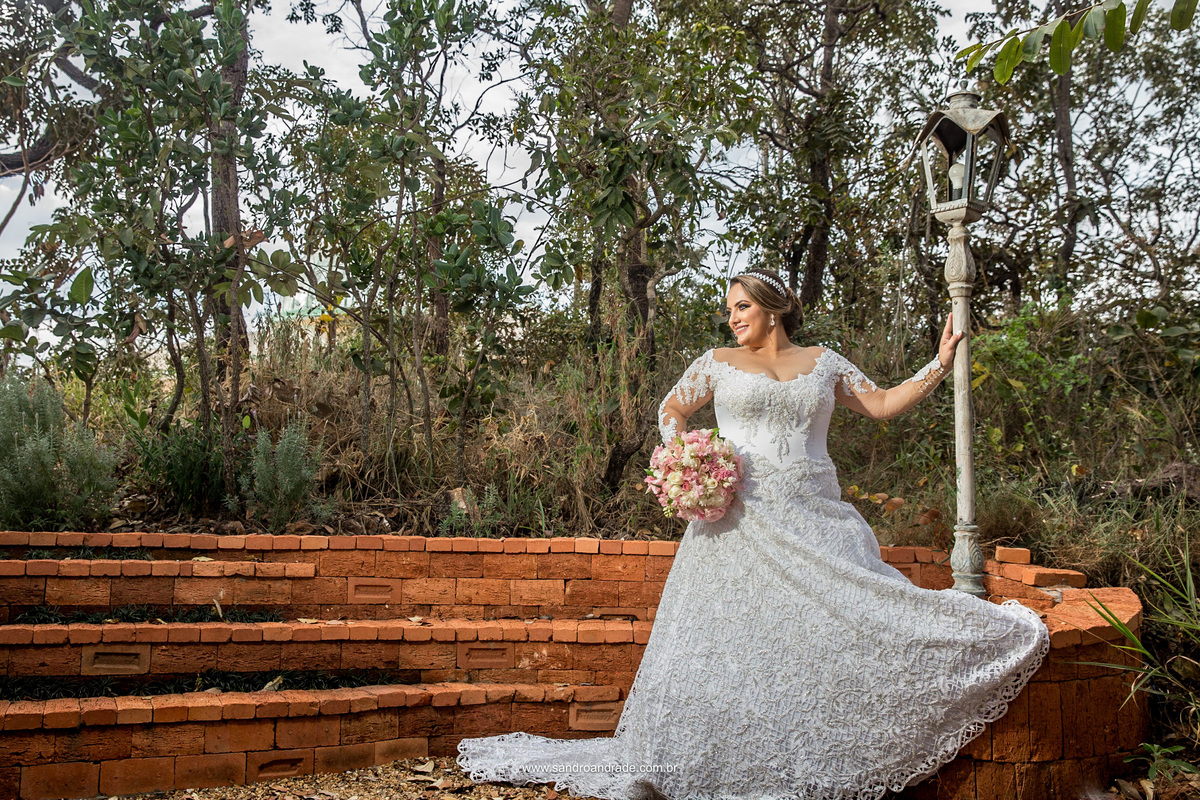 Em contraste com a natureza, a noiva fotografa no fundo do orquidário da Villa Giardini.