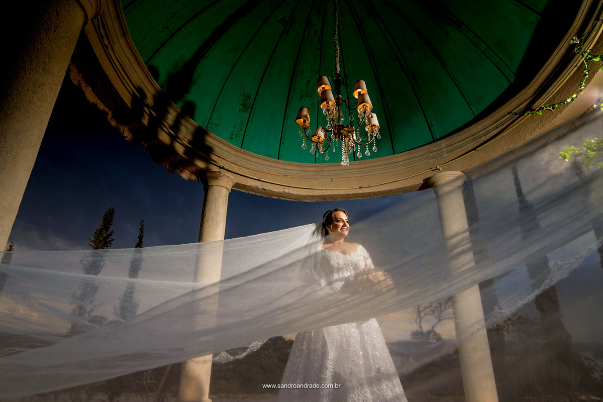 Ao entardecer, fotografia com luz criativa, o véu de noiva.