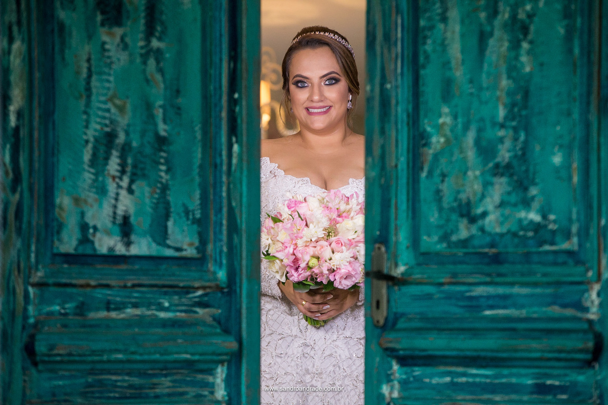 Contraste do verde das portas, com ela toda linda vestida de noiva.