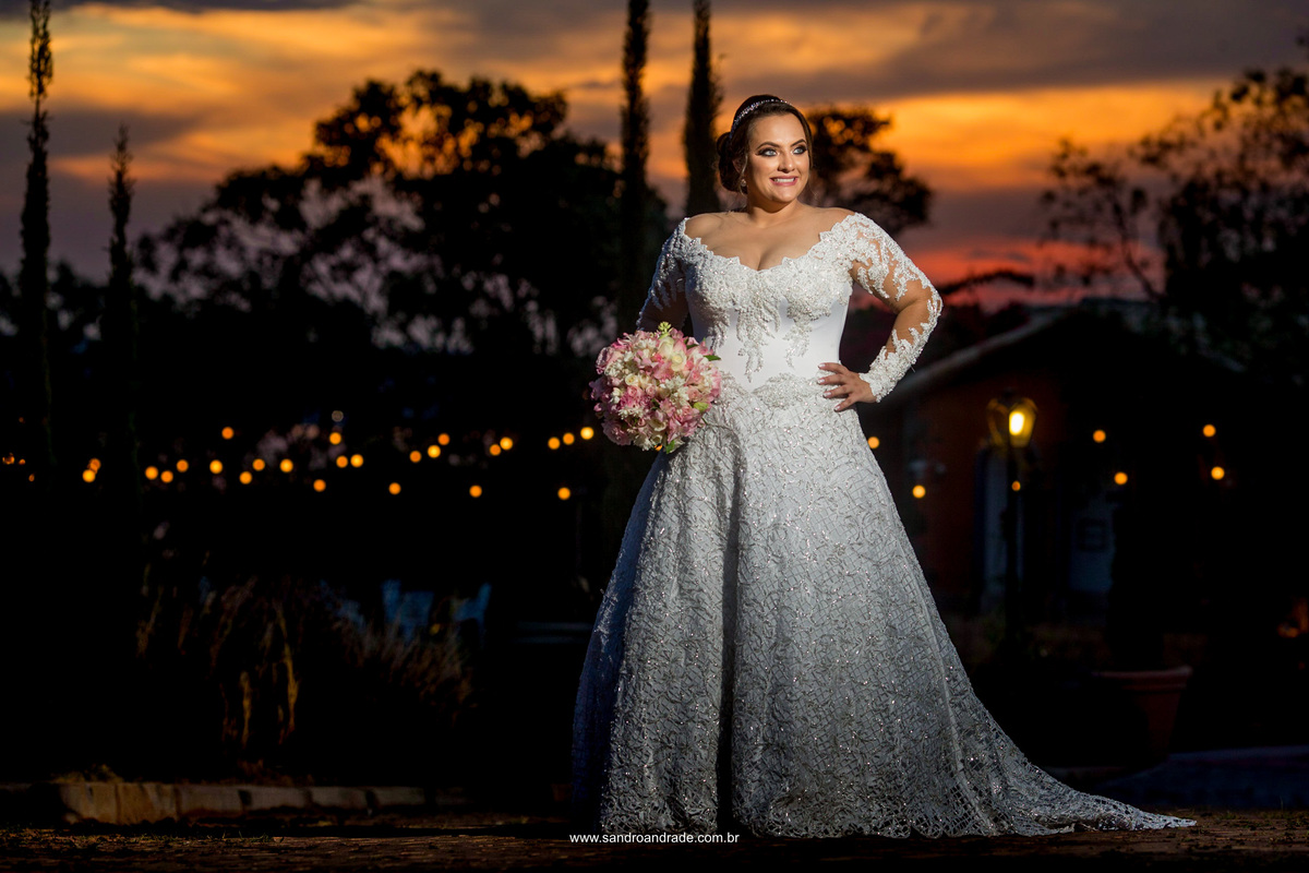 Gabi você está muito linda vestida de noiva e para fechar este lindo ensaio de noiva, não podia ser uma foto qualquer, foto top, ela toda linda, feliz e um céu lindo, linda obra de arte do SENHOR. 