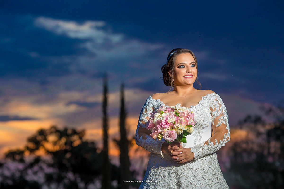 Um retrato da noiva, com uma bela paisagem, lindaaa fotografia colorida.