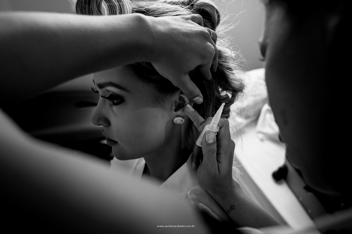 Fotografia de um momento inusitado da noiva colando sua orelha com super bonder.