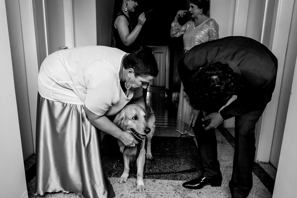 O noivo cumprimentando seu grande amigo que tem a importante missão de levar as alianças na cerimonia do casamento, momentos antes da entrada.