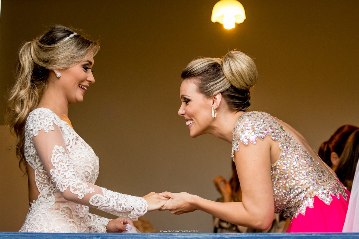 Madrinha da Larissa admirando o quanto sua amiga estava linda vestida de noiva.