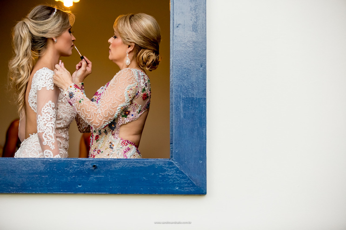 Larissa com sua mãe fazendo os últimos retoques no baton antes do inicio da cerimonia enquanto o fotografo estava de olho em todos os lances desse inesquecível casamento.