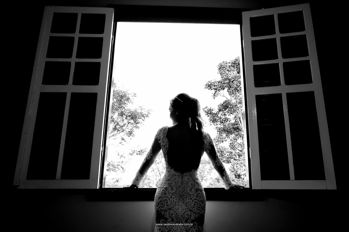 A noiva admira da janela de seu quarto os últimos preparativos para o seu casamento.