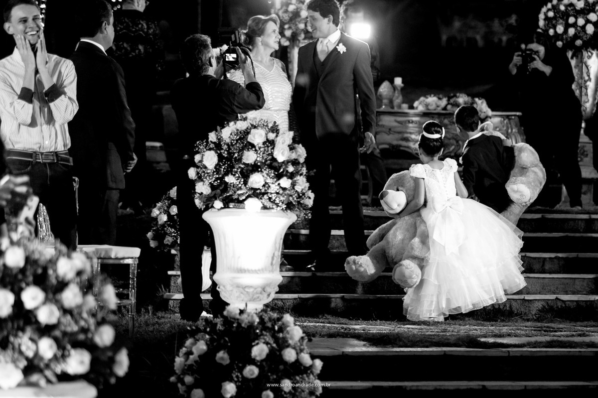 Entrada do noivo Murilo com sua mãe, lindo momento de mãe e filho antes do sim.