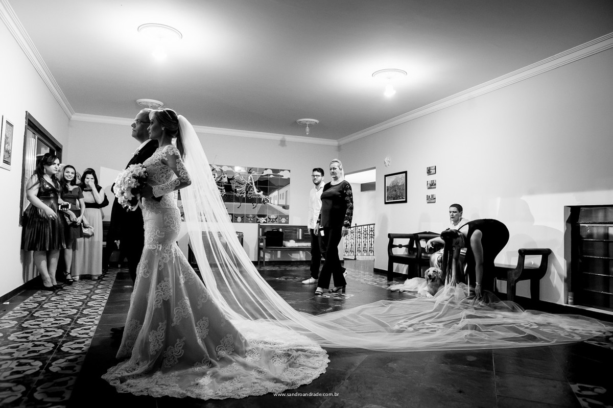 La vem a noiva, com seu lindo vestido e longo véu.