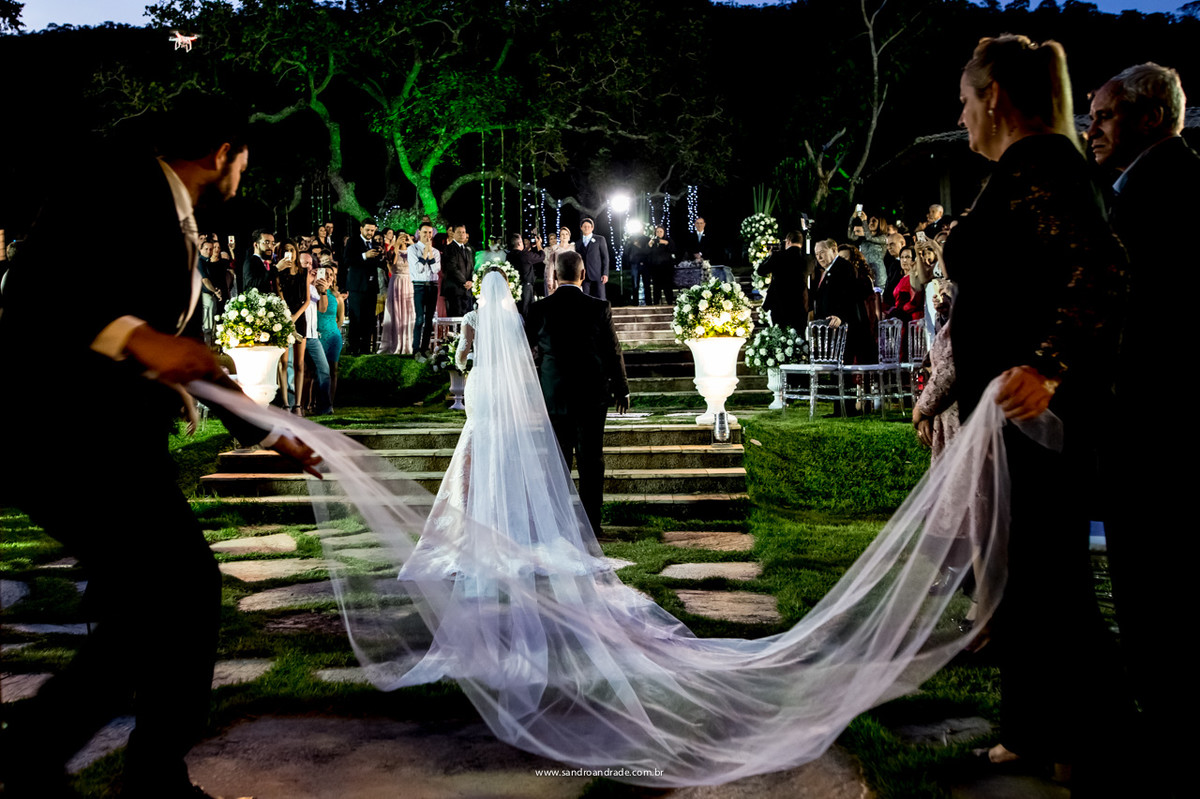Um registro da mantilha da noiva, durante a entrada dela na cerimonia de casamento.
