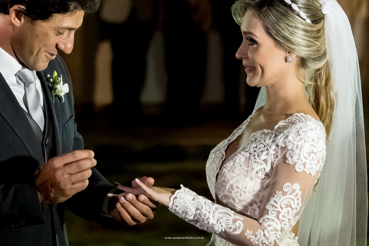 Noiva emocionada na hora da troca das alianças.