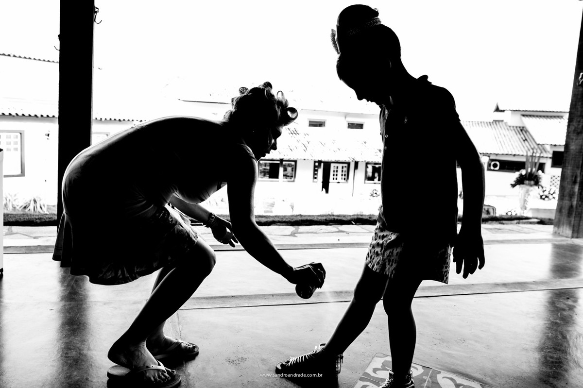 Mãe da noiva passando repelente na daminha do casamento de Larissa, fotografia feita pelo melhor fotografo de momentos de Bsb, no registro desse casamento lindo realizado em Pirenópolis.