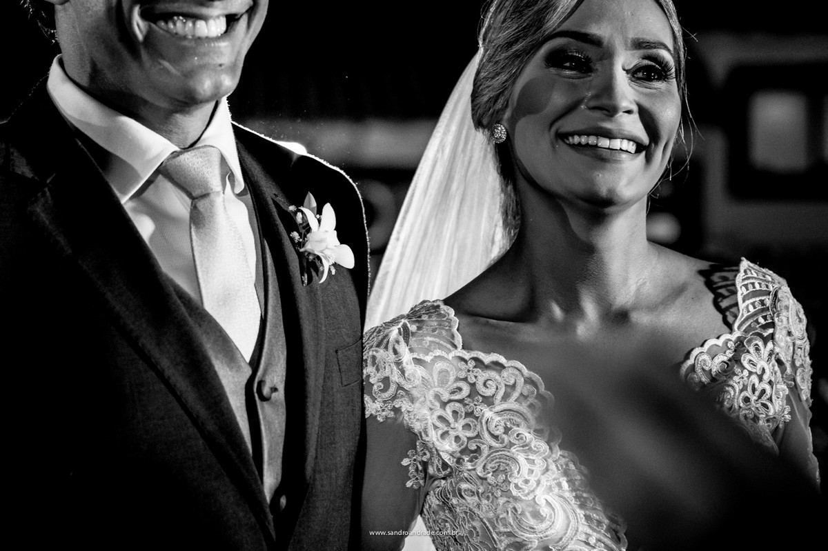 Lindo sorriso dos noivos em momento descontraído durante a cerimonia de seu casamento.