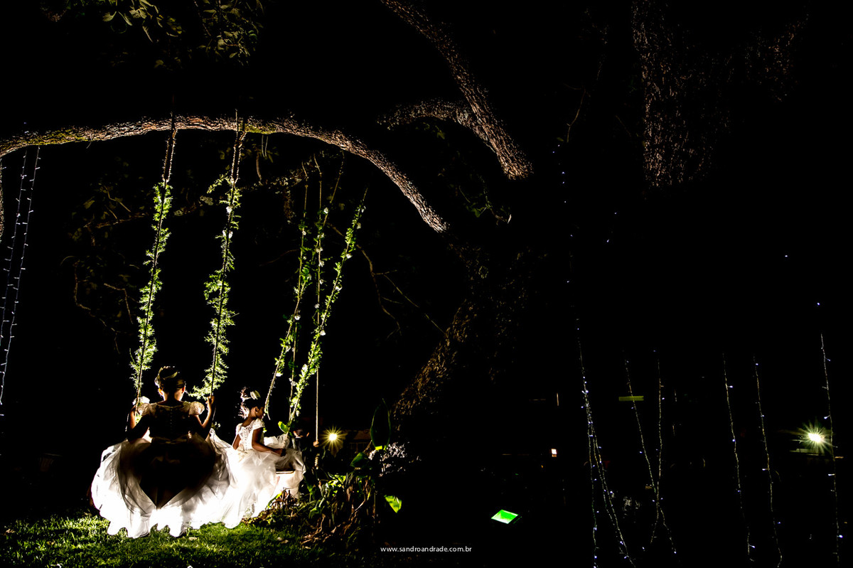 Fotografia linda e criativa, das daminhas se divertindo durante a cerimonia de casamento.