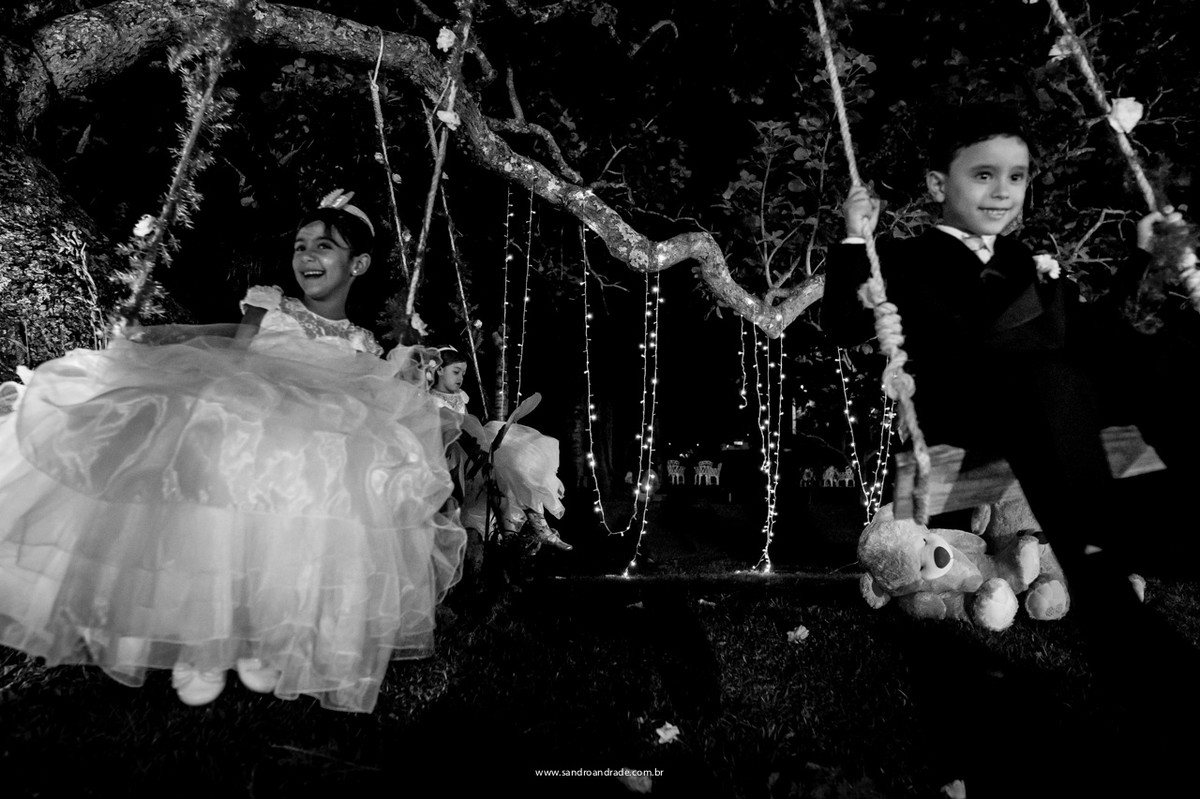 Pajens se divertem nos balanços, sorriso de uma criança, puro e inocente.